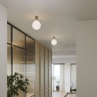 Wandleuchte aus Metall mit Globuslampe in Porzellanoptik