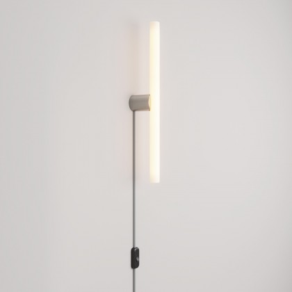 Lampe mit Stecker, Metallfinish und linearer LED S14d-Lampe