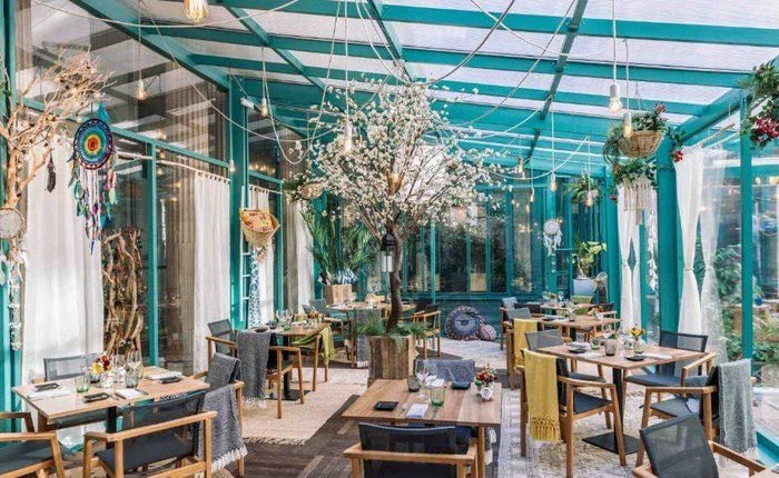 Dehors con uno spider bianco