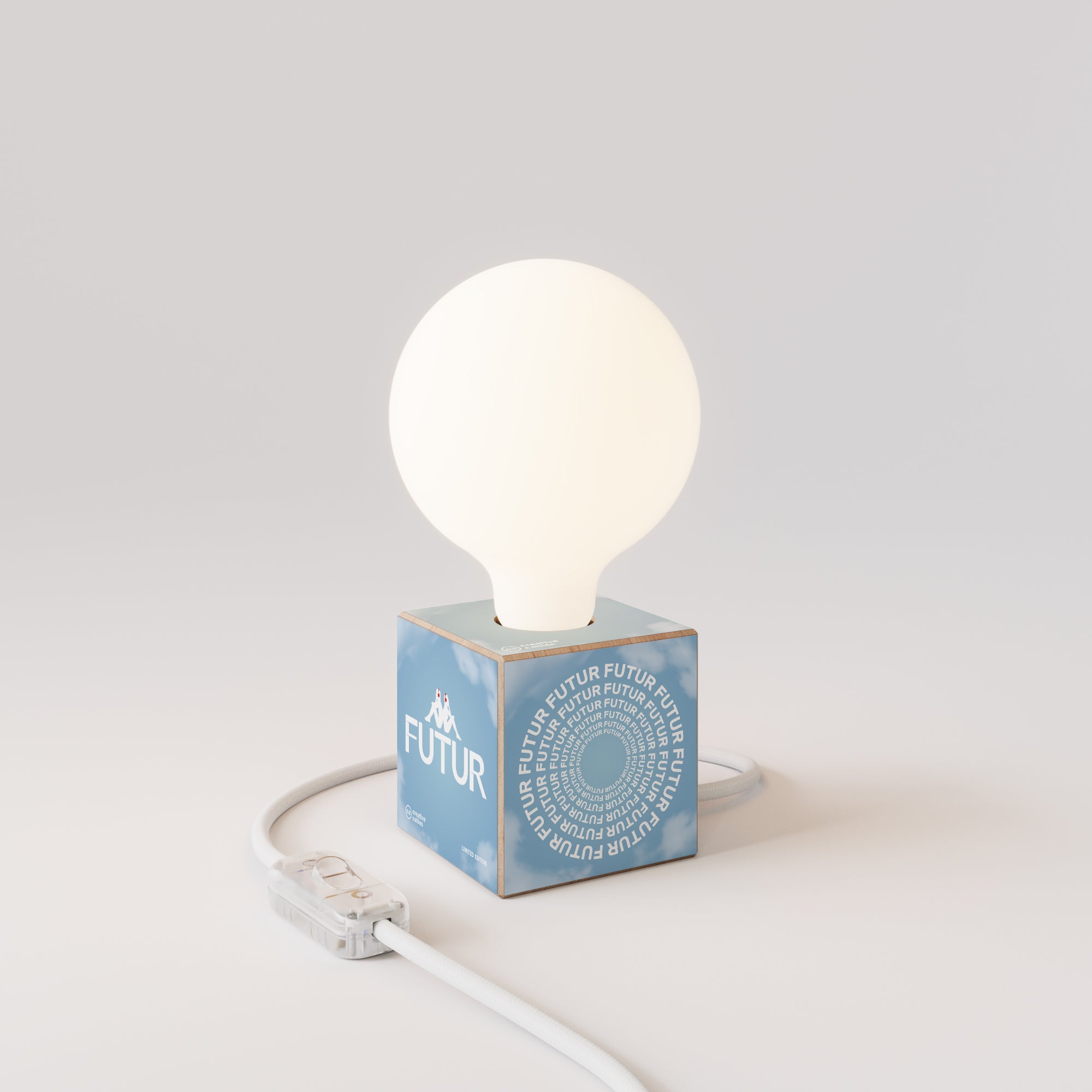 Tischlampe Cubetto "Futur" mit Glühbirne Globus in Porzellanoptik - Futur Festival