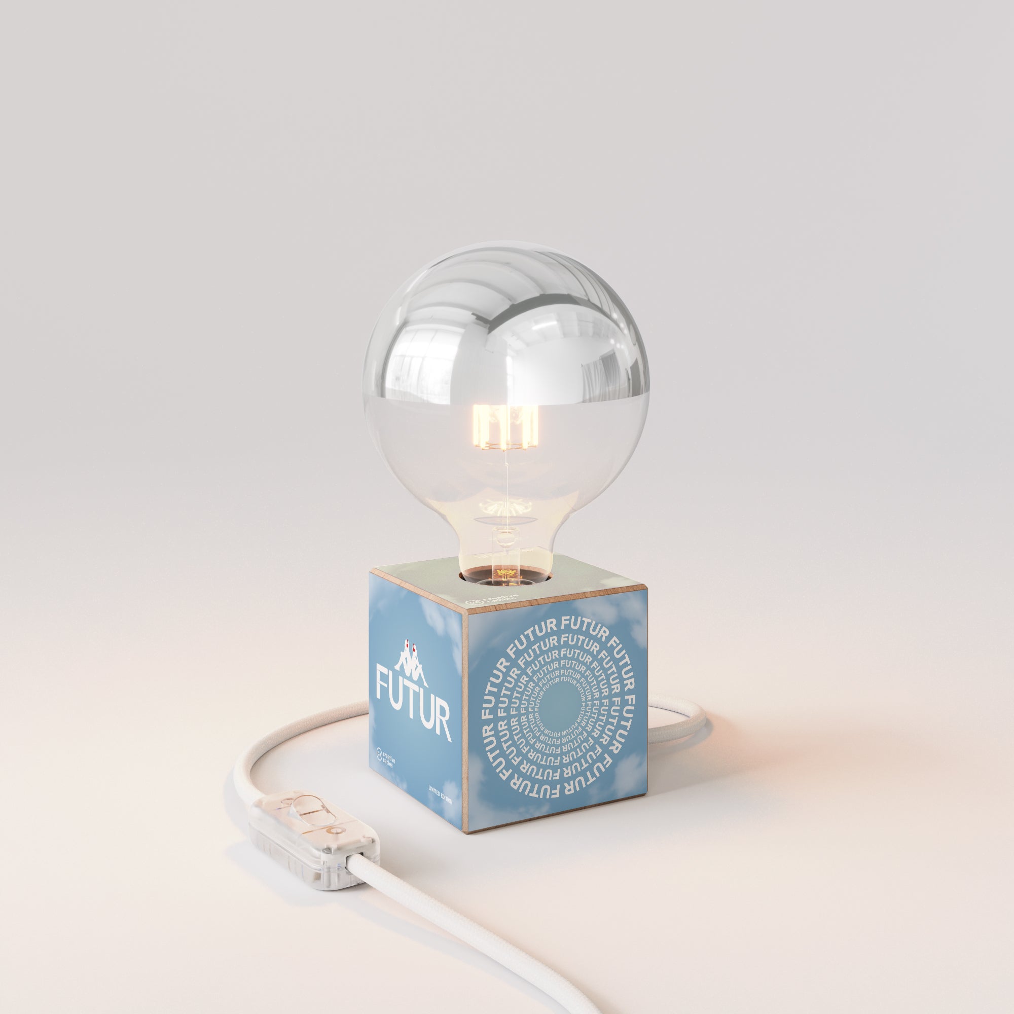 Tischlampe Cubetto „Futur“ mit halbverspiegelter Glühbirne in Globusform – Futur Festival