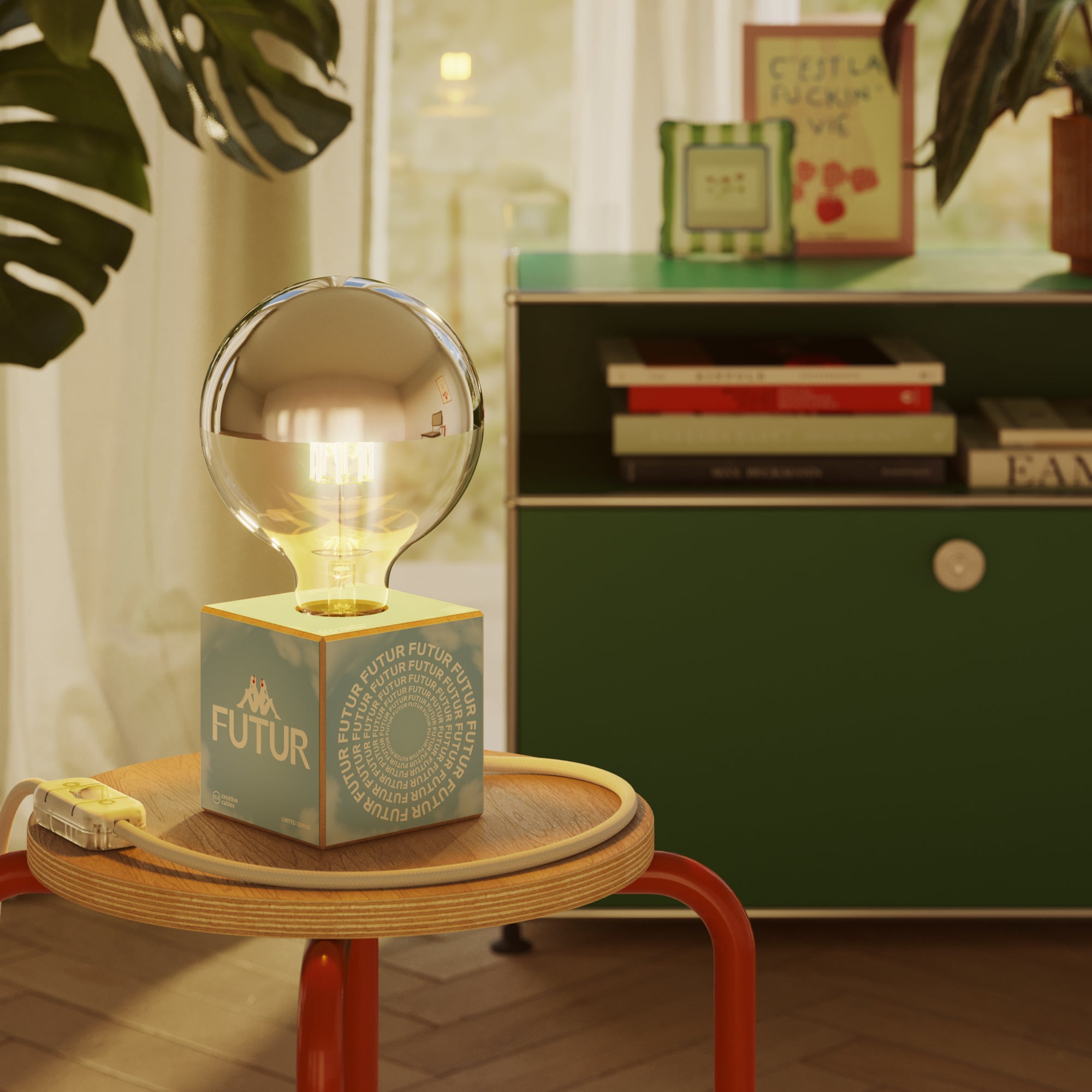 Tischlampe Cubetto „Futur“ mit halbverspiegelter Glühbirne in Globusform – Futur Festival