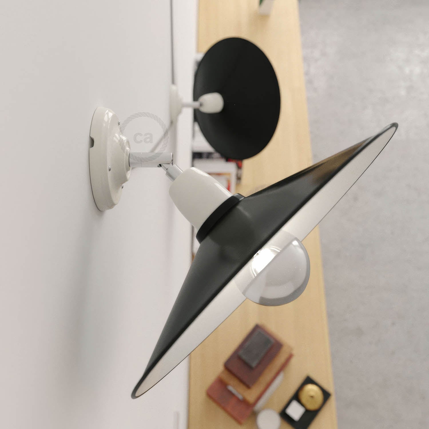 Fermaluce 90° con paralume Swing, lampada orientabile da parete o soffitto in porcellana - Bianco
