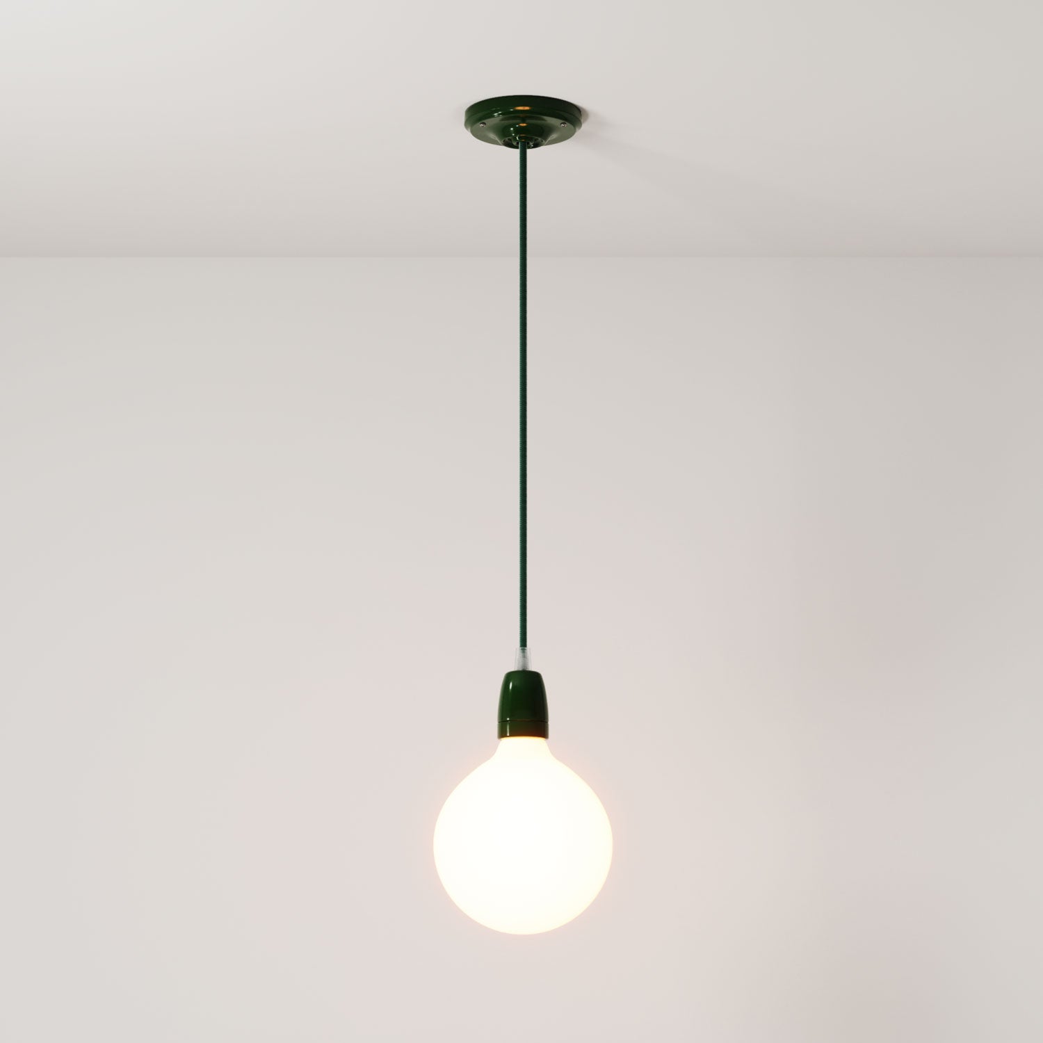 Lampada a sospensione completa di cavo tessile e finiture in porcellana colorata - Verde