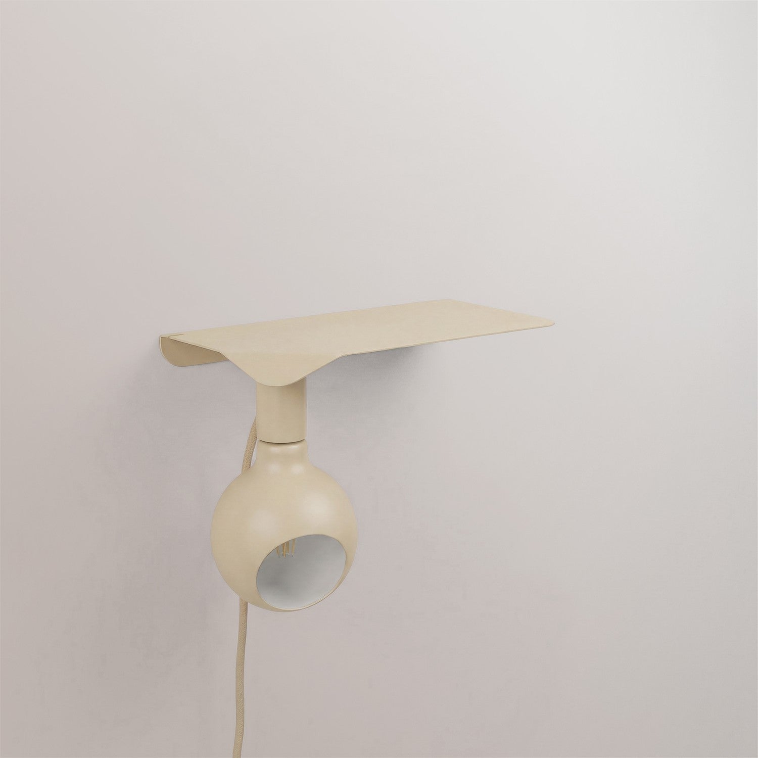 Combo Camo - Lampada con mensola e spina UK - Panna